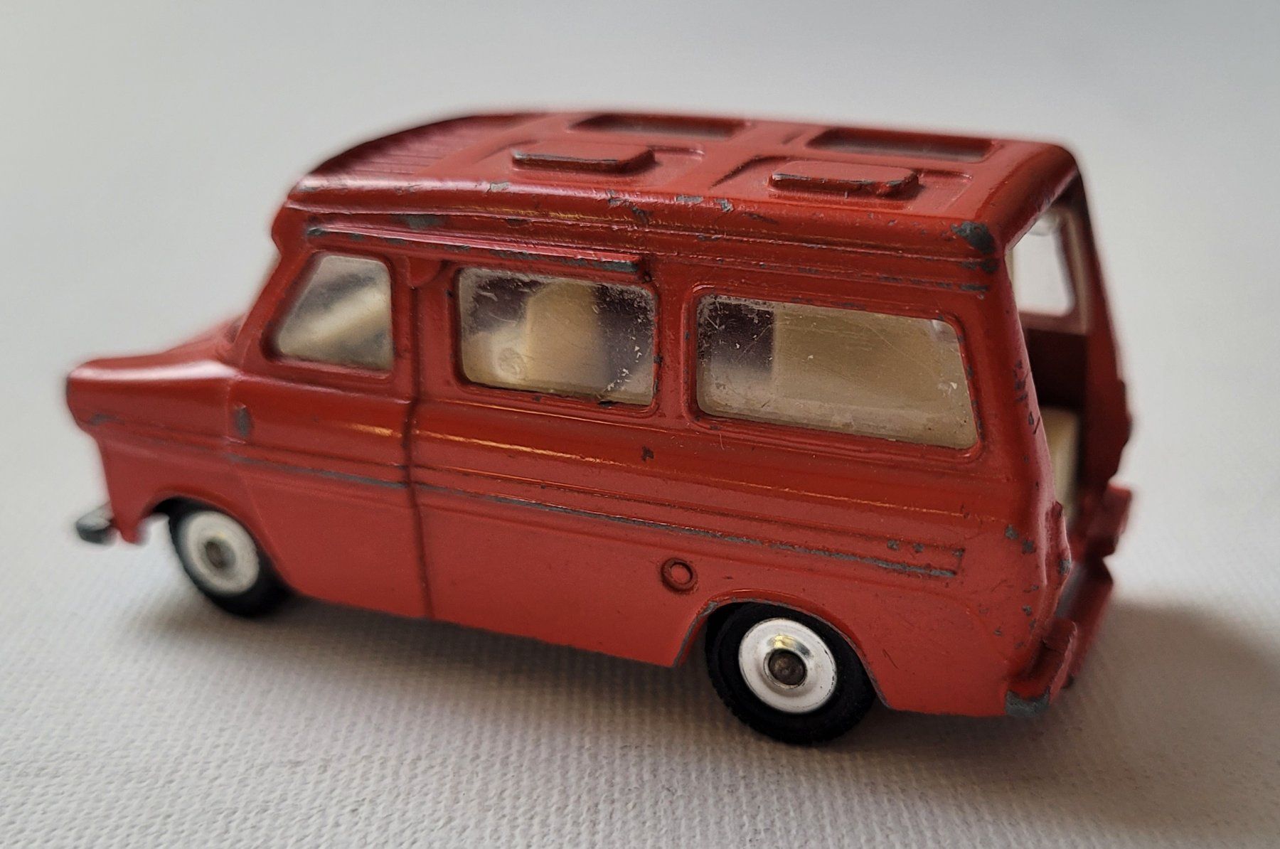Voitures modèles: FORD TRANSIT CARAVAN 600 – HUSKY – Défectueux à Neftenbach par Mador6 2