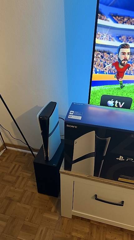 Consoles: PlayStation 5 Pro + 2. Controller & Docking Station – D'occasion à Emmenbrücke par sza_7c8c 1