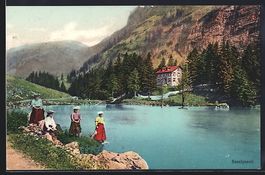 Seealpsee, Seepartie mit Damen am Ufer