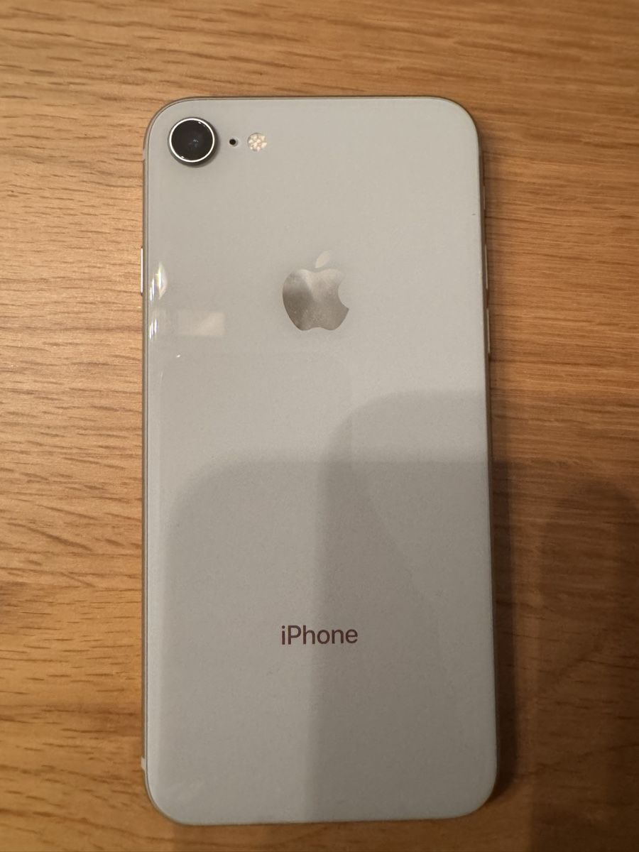 Apple Telefoni cellulari / Smartphones: Apple iPhone 8, 64GB, Silber, Akku 80% – Usato da Zollikofen venduto da Darkdead 1