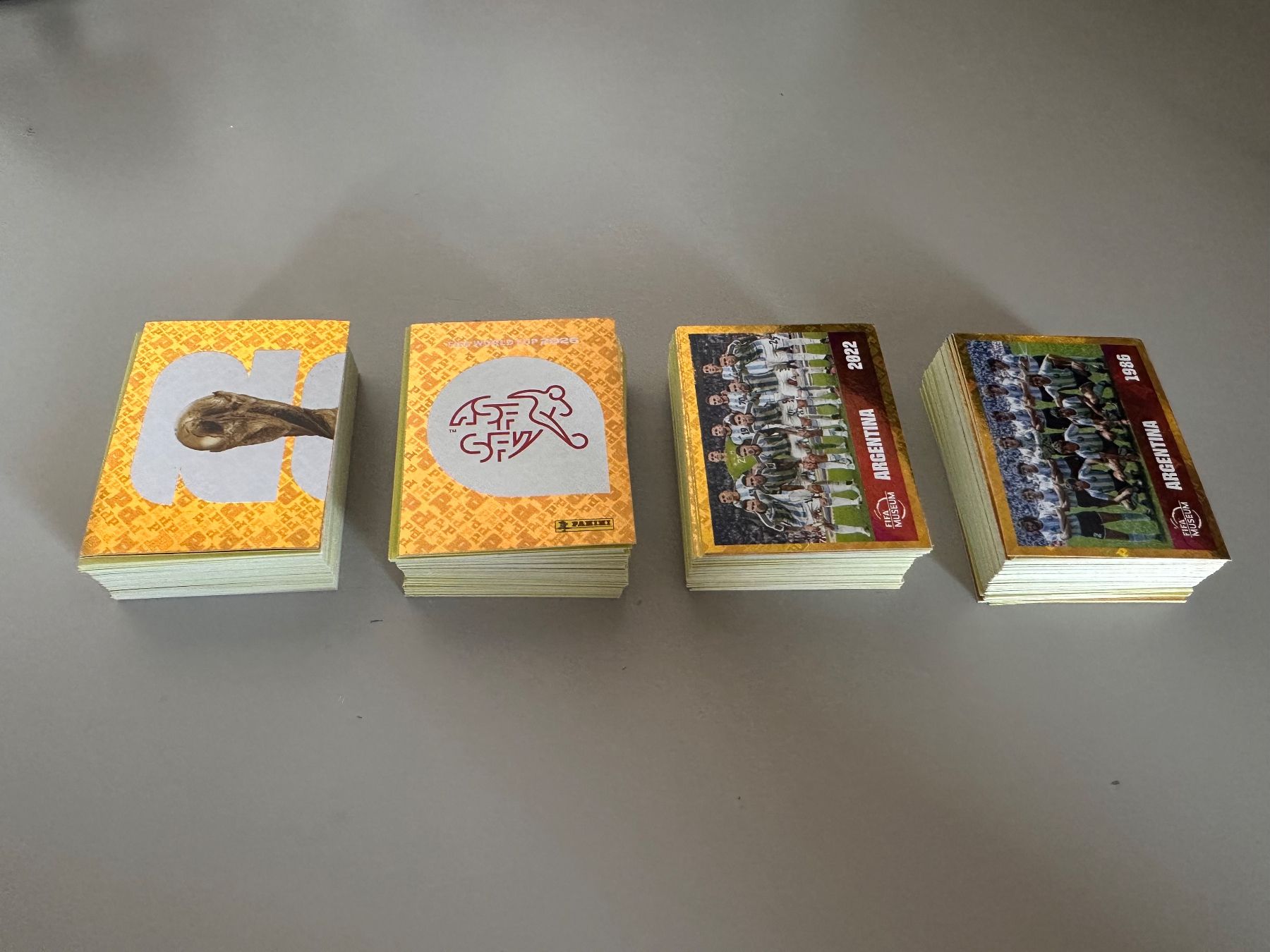 Panini Sammelbilder & Trading cards: 300+ PANINI STICKERS World Cup 2026 – Gebraucht aus Founex von fre_zzb8