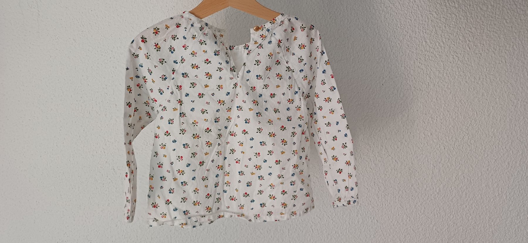Blouses, T-shirts & Tops: Mädchen Bluse weiss geblümt Grösse 92  – D'occasion à Riniken par Lessy- 3