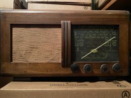 Alter Röhrenradio zu verkaufen