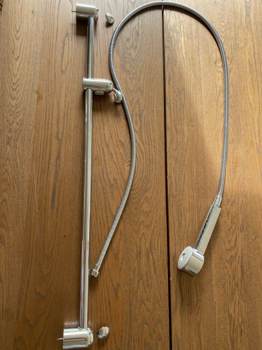 Docce: Duschset mit Brausestange und Schlauch – Usato da Burgdorf venduto da allesolivia