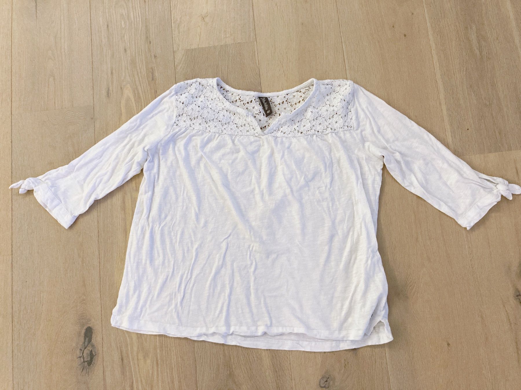 Top: Weisses Shirt mit Spitzendetail Gr. 40 – Usato da Eggenwil venduto da Lissi82