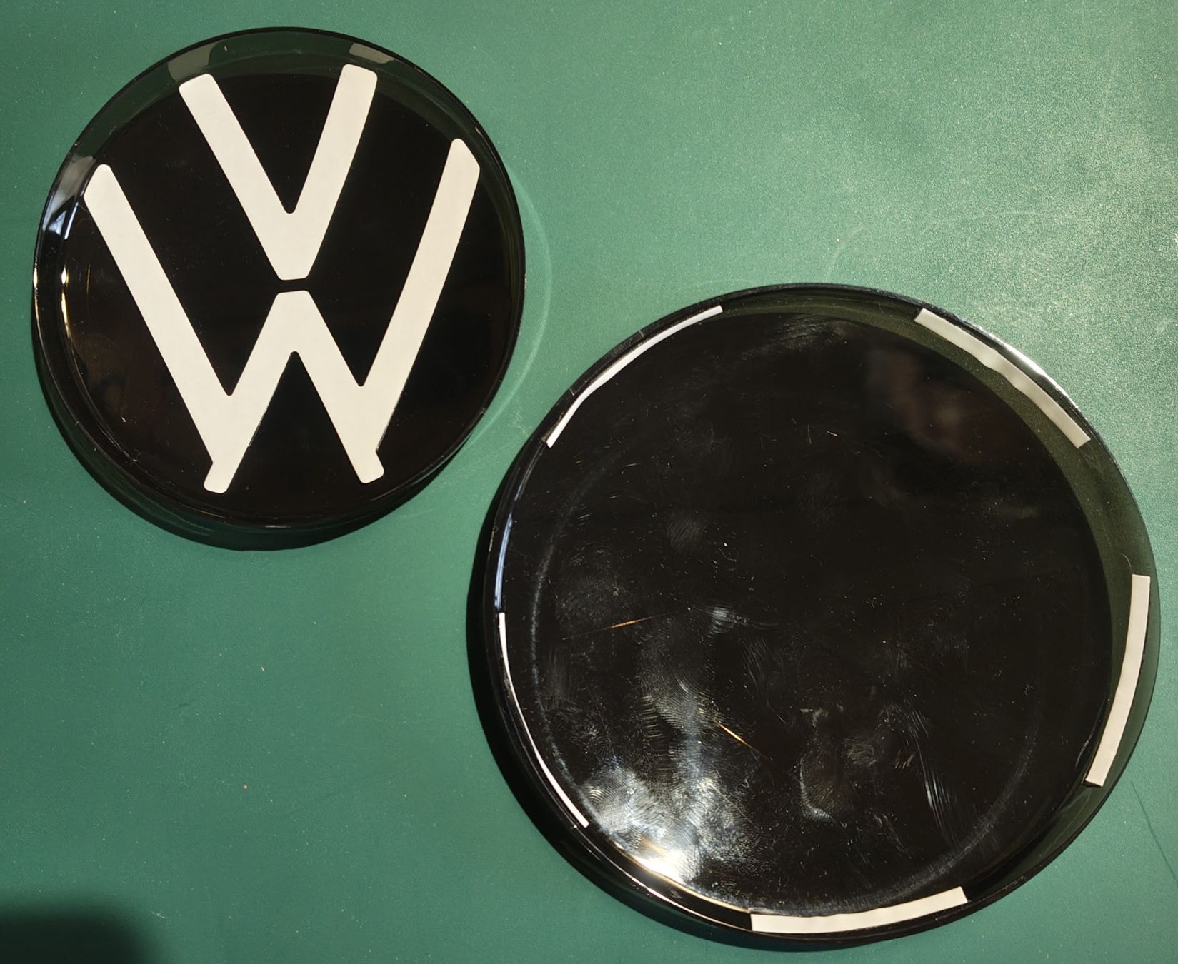 VW Accessori per altri veicoli: Logo pour VW "BLACK" – Nuovo e nell'imballaggio originale da Grandevent venduto da Skineur 1