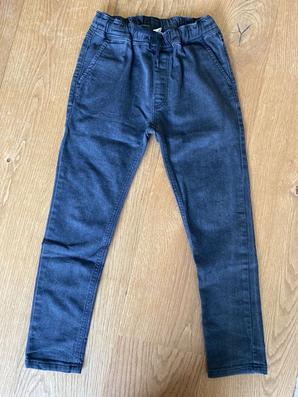 Hosen: Dreifeder Jeans schwarz, Grösse 134, elastischer Bund – Gebraucht aus Suhr von Jade87