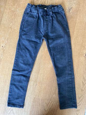 Dreifeder Jeans schwarz, Grösse 134, elastischer Bund