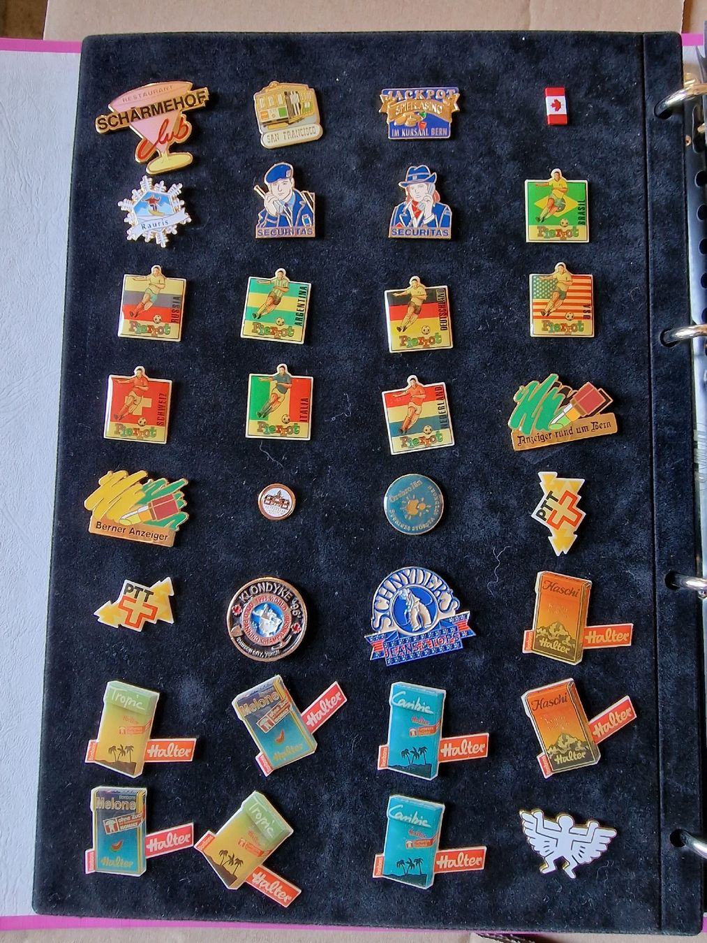 Placchette & Badge: Collection de pins divers dans classeur – Usato da Delémont venduto da youhoucans 1