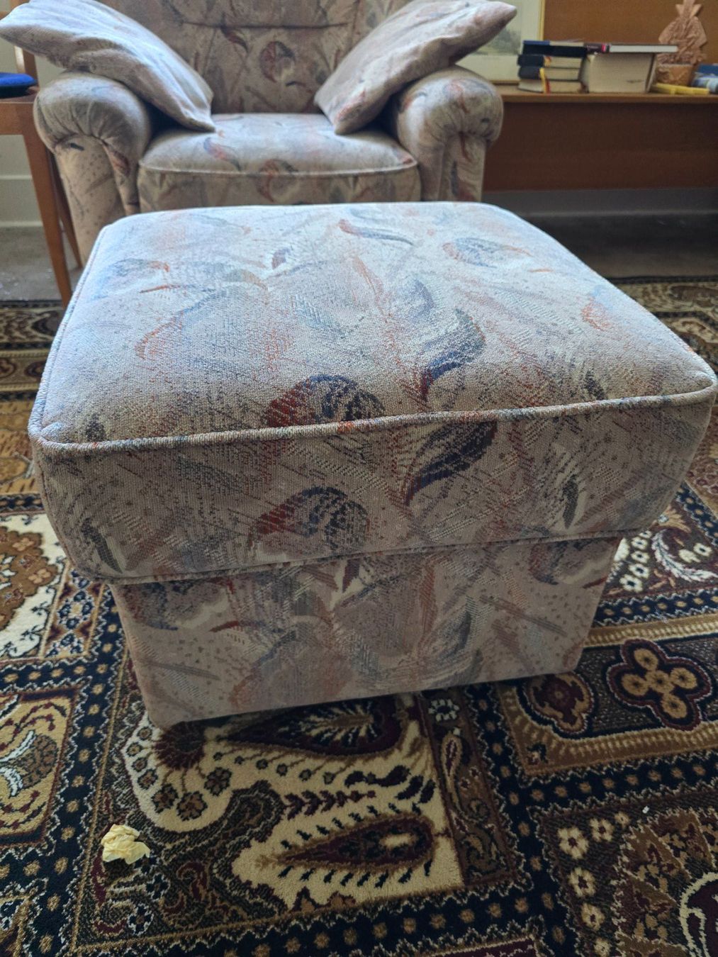Poltrone: Sessel mit Hocker gemustert guter Zustand – Usato da Rorschacherberg venduto da Scharfeegge 3