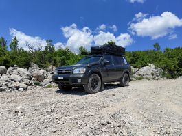 Nissan Pathfinder R50 Abenteuer Fahrzeug mit Dachträger