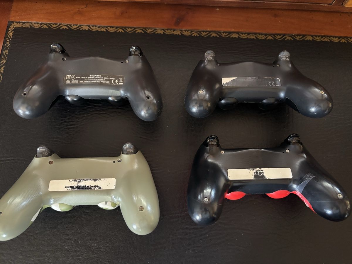 Sony Konsolen: Lot de manettes de PS4  – Defekt aus Mézières VD von P-M-C 3