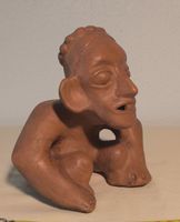 Tonfigur sitzend getöpfert handgemacht