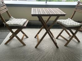 Tisch Set mit Kissen + Teppich