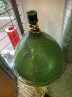 Weinflasche im Metallkorb