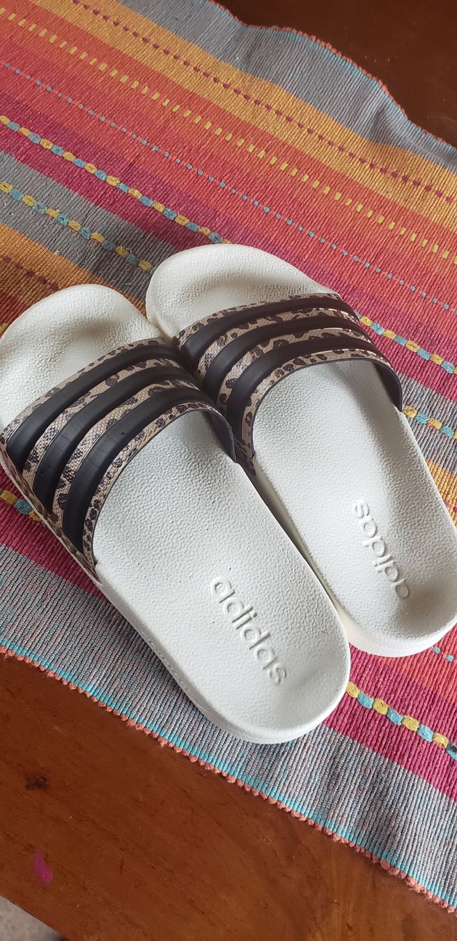 Adidas Herrenschuhe: Claquettes Adidas léopard  – Neu (gemäss Beschreibung) aus Le Séchey von Jill93