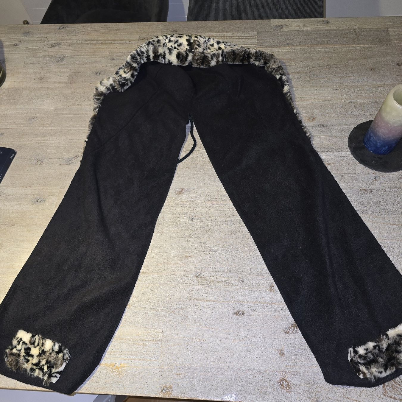 Foulard & Sciarpe: Schwarze Winter-Kapuzenschal mit Leopardfell-Imitat – Usato da Aesch BL venduto da Pina2021 1