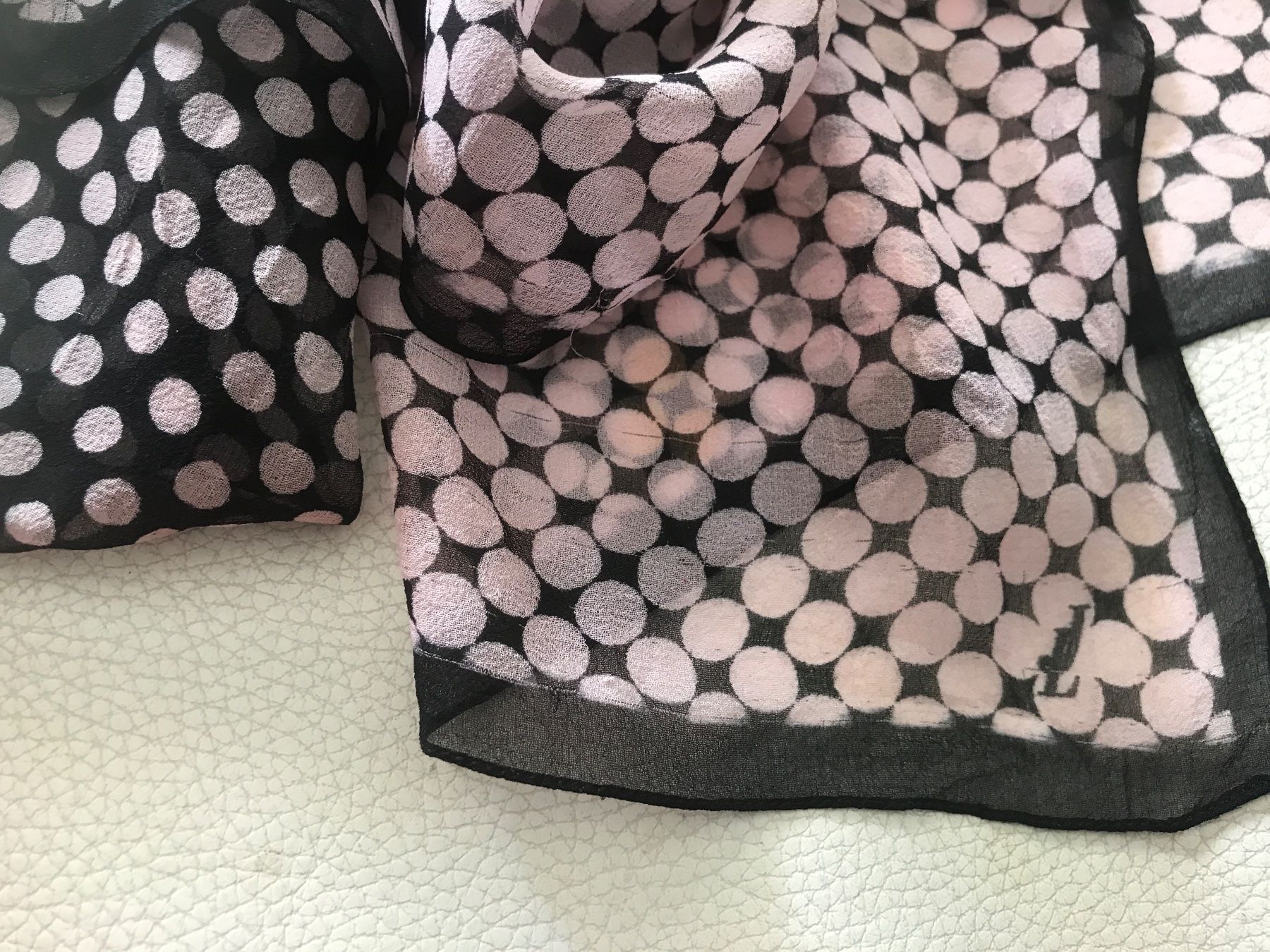 Foulards, Tücher & Schals: Jennifer Lopez Seide Schal – Gebraucht aus Wettingen von Andres54 2