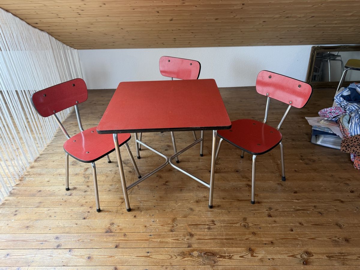 Set di tavolo e panche: Kindertisch mit drei Stühlen – Usato da Zürich venduto da K_T_H_M 1