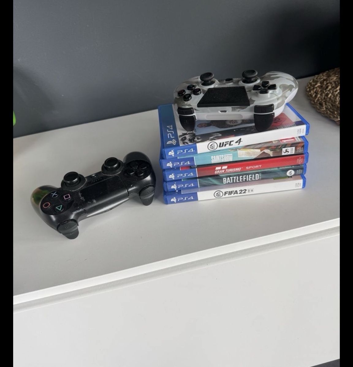 Sony Console: PlayStation 4 with 5 Games and 2 Controllers – Nuovo (secondo la descrizione) da Meyrin venduto da bekim.mat 1