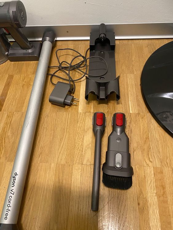 Dyson V7 cord-free / Staubsauger | Kaufen auf Ricardo