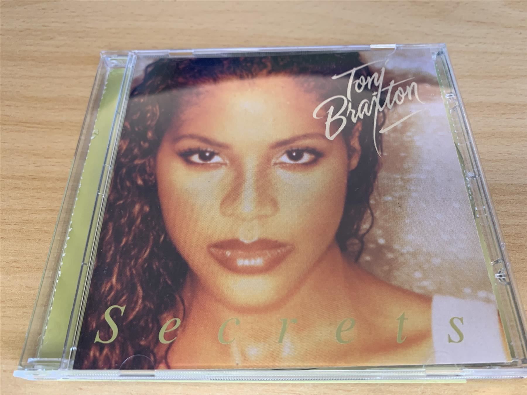 CD: Toni Braxton – Secrets – Usato da Rikon im Tösstal venduto da Alpenmutz