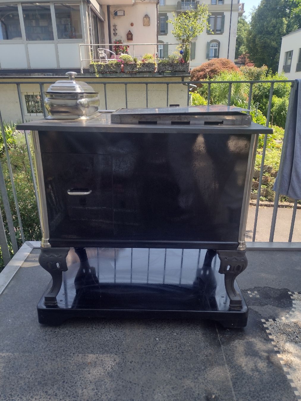 Altri mobili d'antiquariato: Beautiful Antique Enamel Grill with Propane Gas Conversion – Usato da Zürich venduto da TrainLine 9