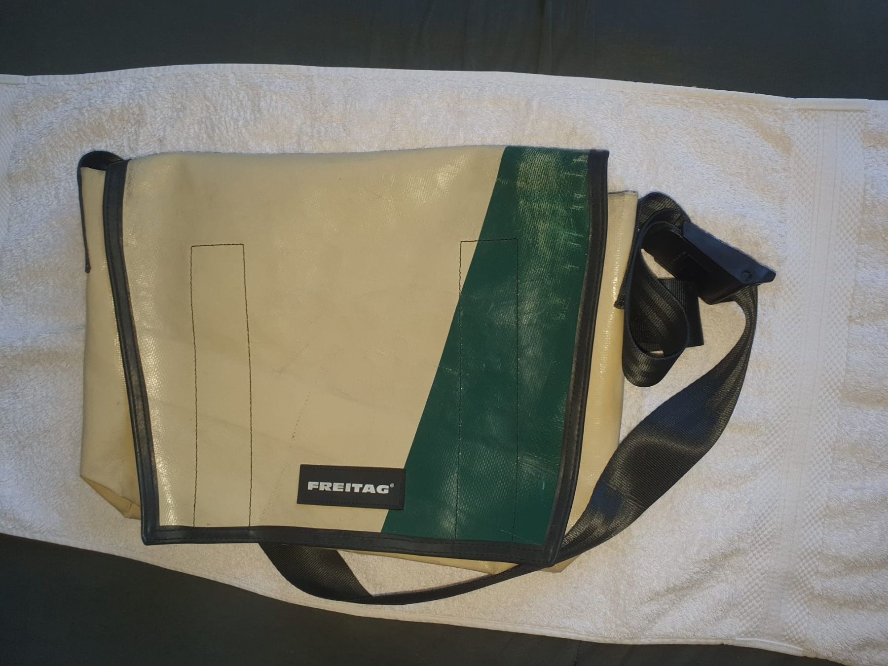Borse: Freitag Tasche weiss /grün – Usato da Basel venduto da FirstClass4000