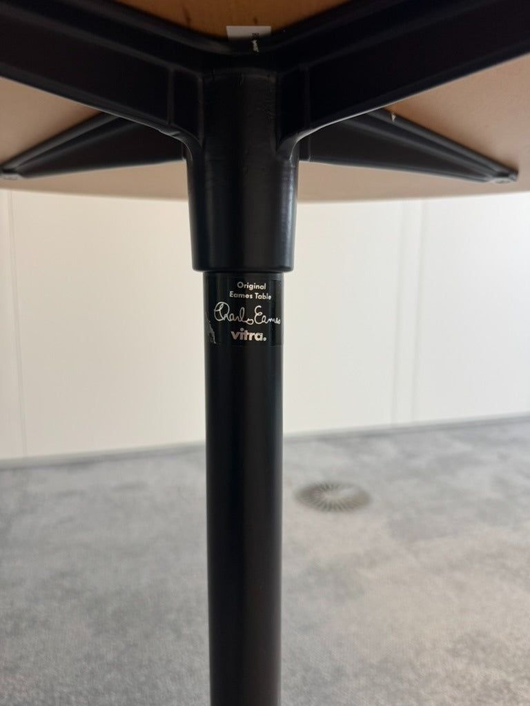 Vitra Tische: Vitra Eames Table – Gebraucht aus Affoltern am Albis von Zapro 2
