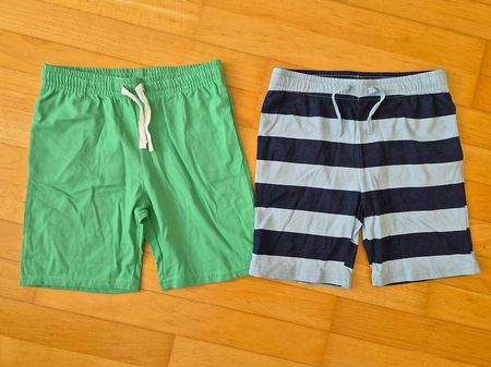 2 neue kurze Hosen Grösse 128