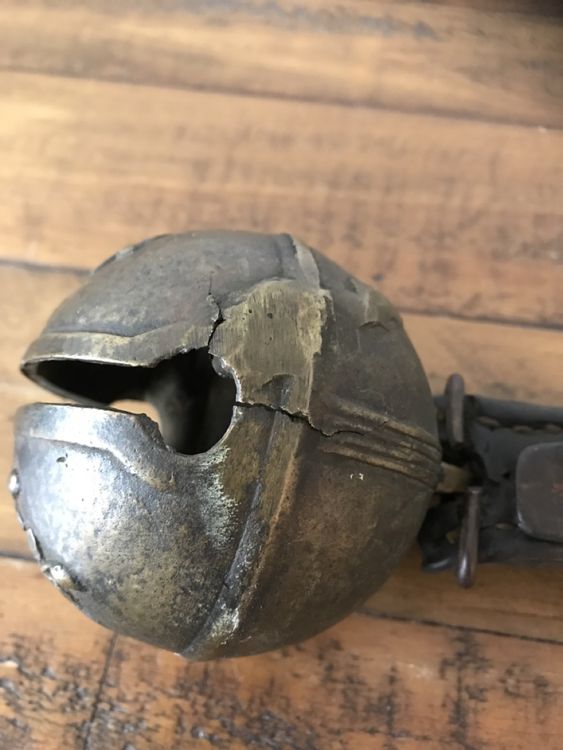 Campanacci mucche: Antike Glocke Schelle mit Lederband – Usato da Rapperswil SG venduto da cosiba01 3