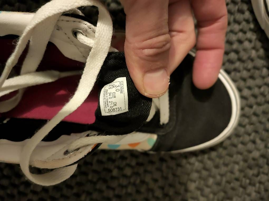 Scarpe per ragazze: Vans mit Herzchen Gr. 34 – Usato da Ennetaach venduto da Sigrist 2