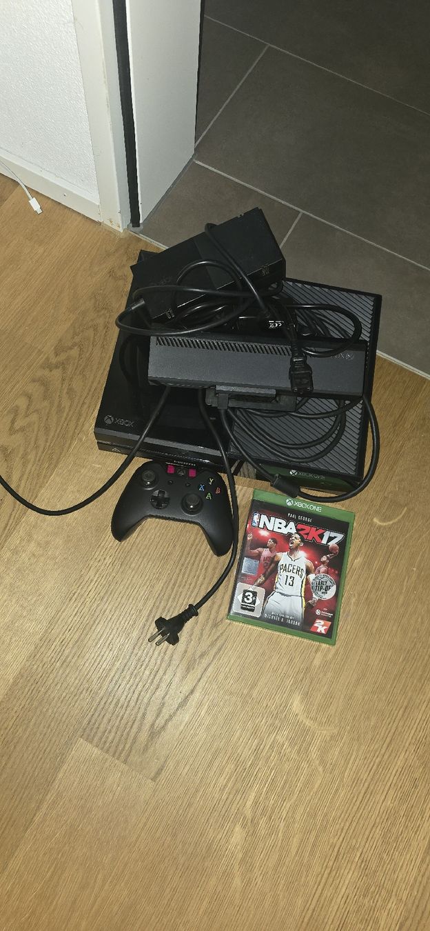 Microsoft Console: Xbox One Konsole mit Spiel NBA 2K17 und Controller + Kinect – Nuovo (secondo la descrizione) da Egerkingen venduto da bea_rxm7