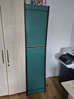 Schicker schwarz-grüner Hochschrank