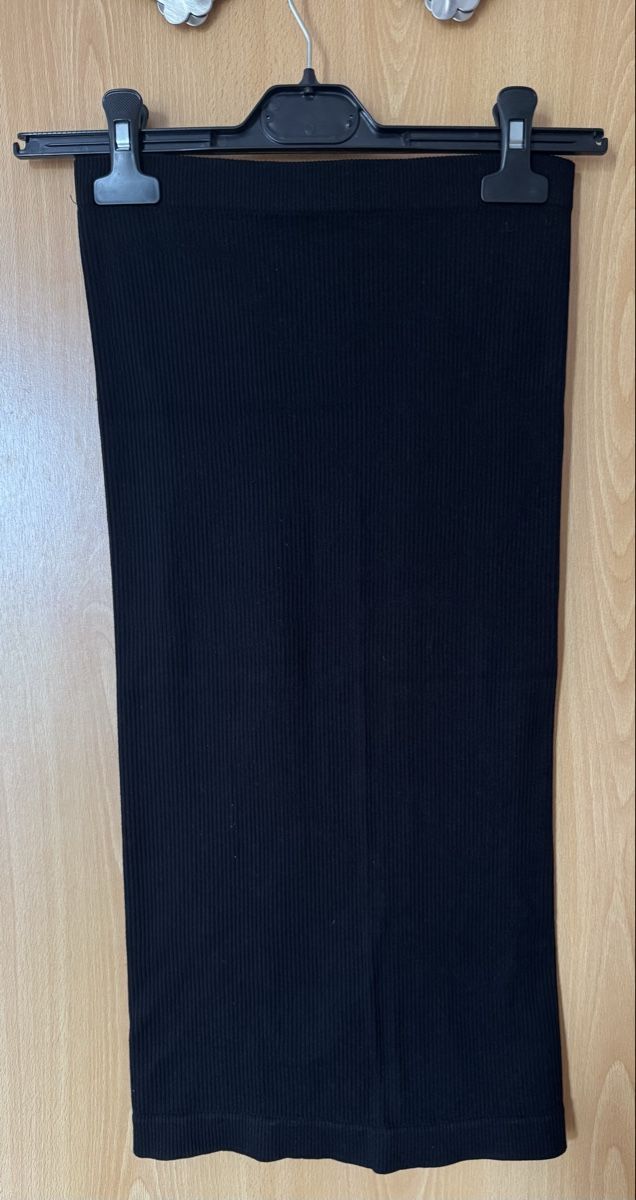 Stradivarius Röcke: Jupe noire côtelée – Neu (gemäss Beschreibung) aus Ins von maximal_30CHF 2