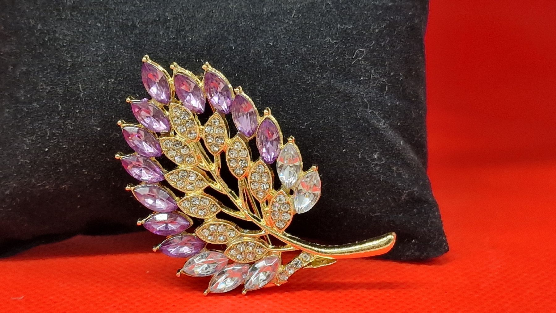 Spille & Fermagli: Brosche mit violetten & weissen Strass-Steinen – Nuovo (secondo la descrizione) da Herisau venduto da Antiques.AR