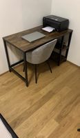 Schreibtisch mit Stuhl