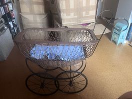 Antiker Korb-Kinderwagen um 1900 – Perfekt als Vintage-Deko