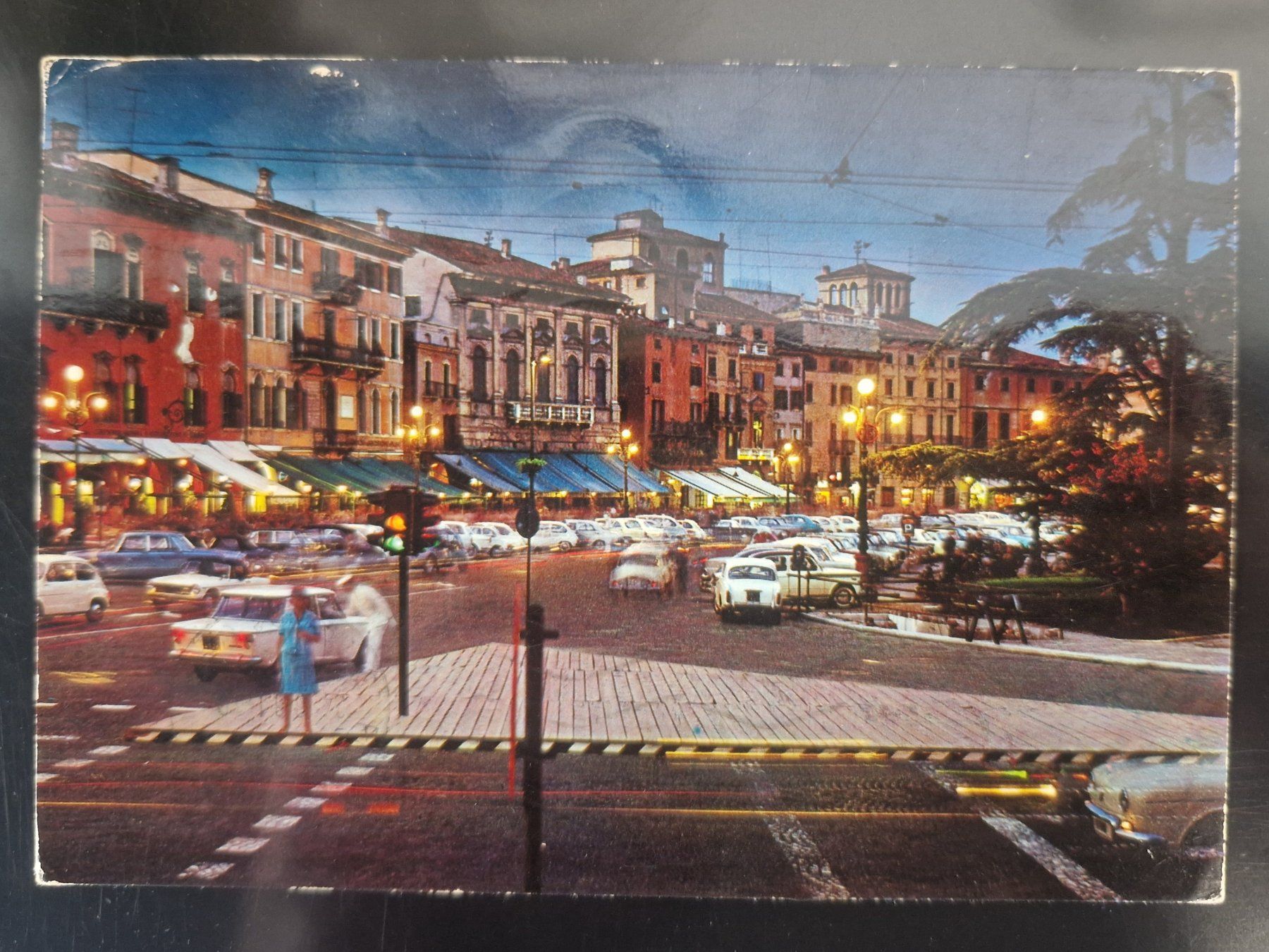 Ansichtskarten: Verona Piazza Bra, 1981 Oldtimer – Gebraucht aus Melchnau von Arthurius