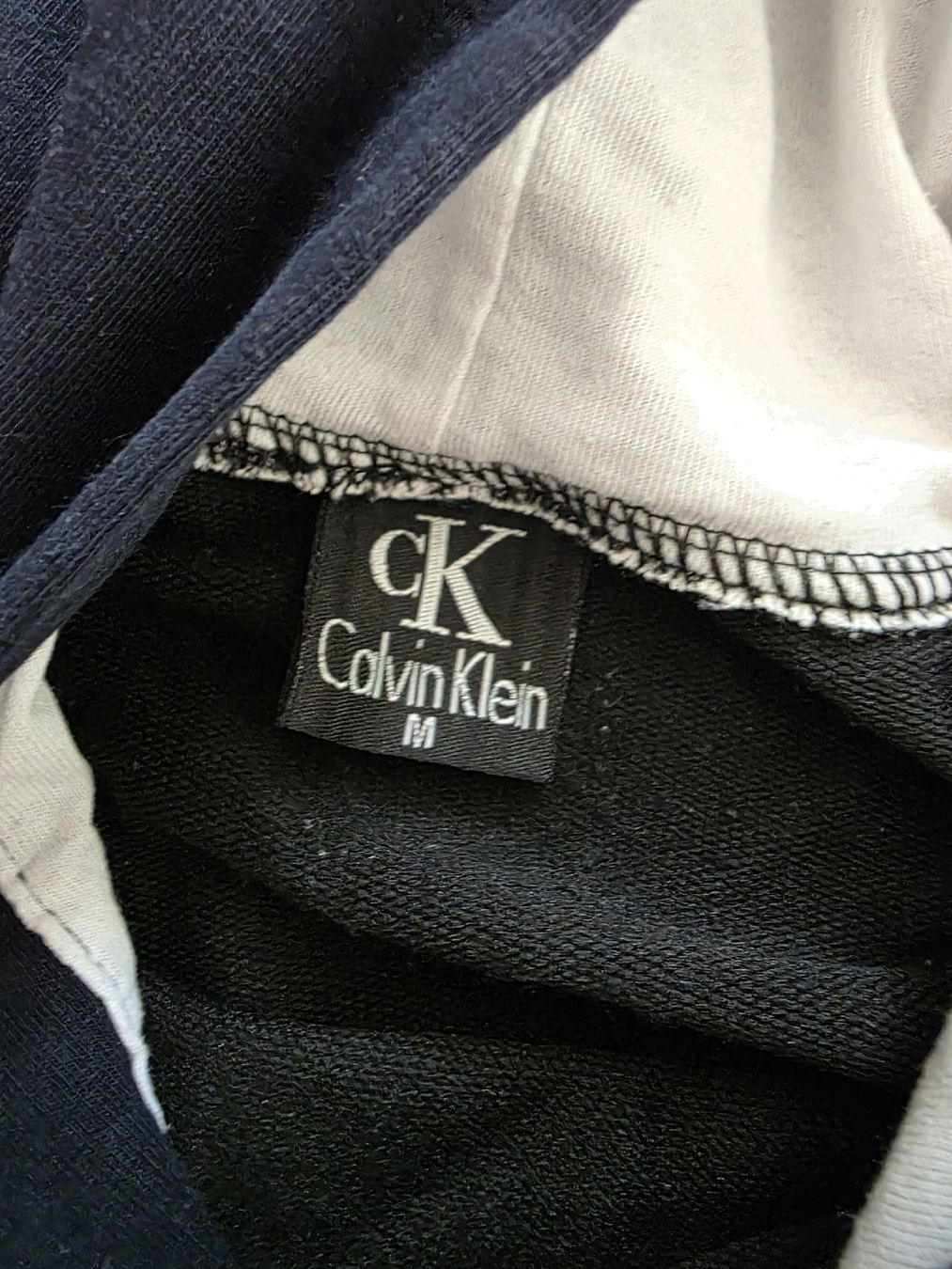 Calvin Klein Pullover & Sweatshirts: Kapuzenpullover Calvin Klein Dunkelblau Grösse M – Gebraucht aus Lommiswil von Christian.Laslo 1