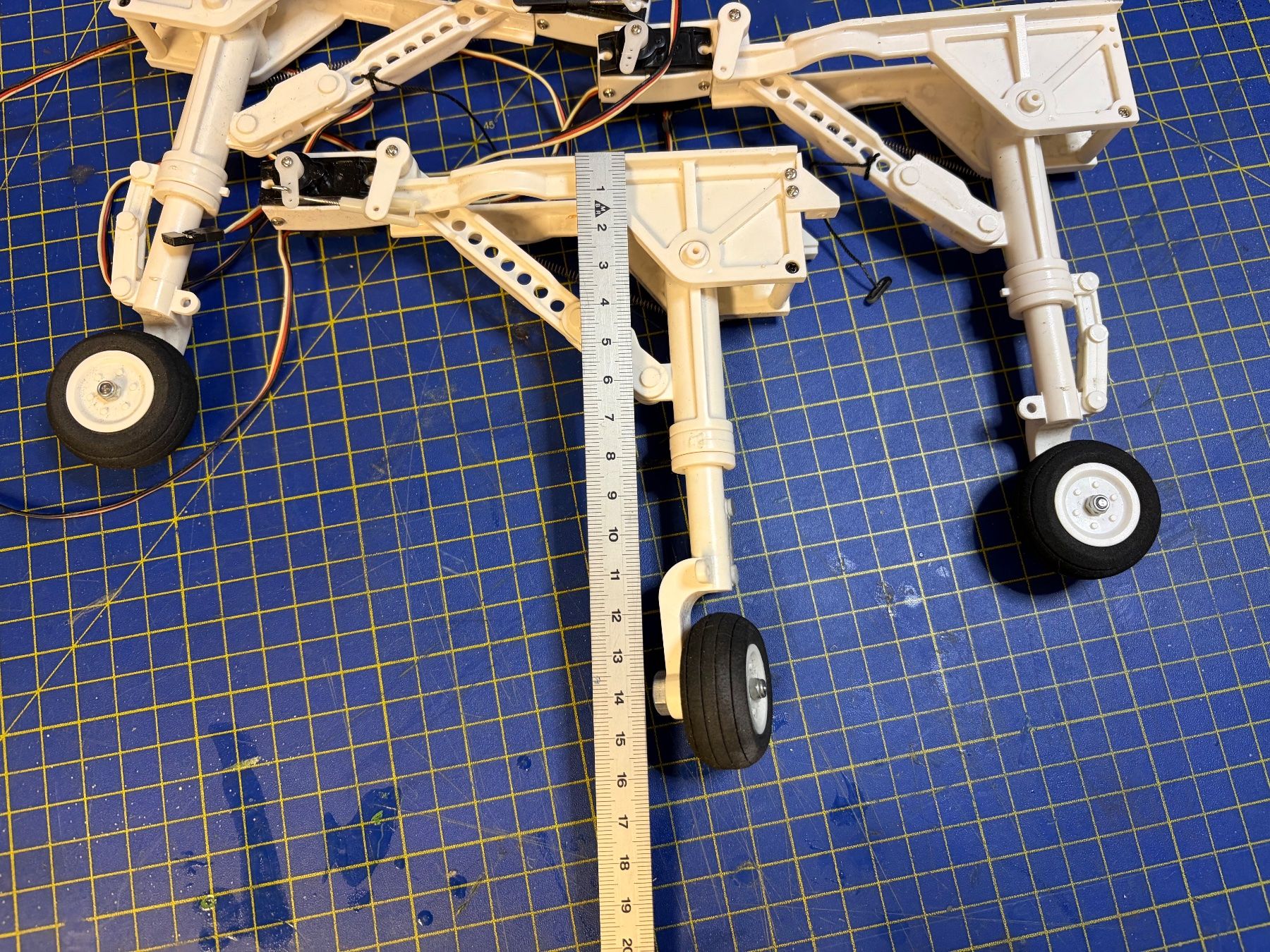 RC Modellbau: Fahrwerk Modellbau 3 Stk mit Servos – Gebraucht aus Glattbrugg von Olio7 5