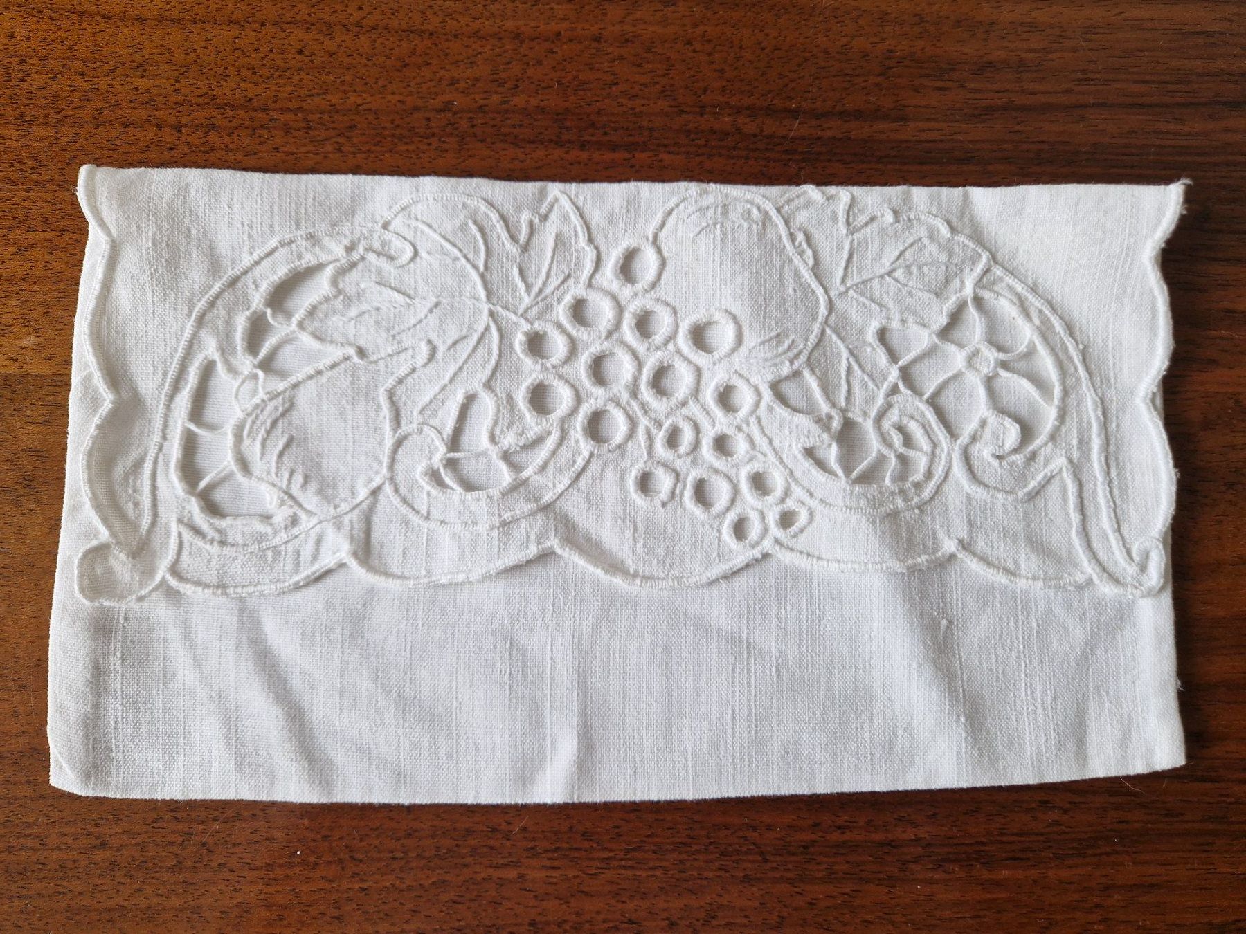 Bettwäsche: Serviettenetui Handbestickt – Gebraucht aus Bern von Antikbatik 3