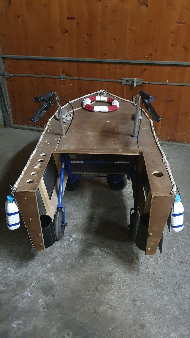 Costumi: Fasnacht Schiff mit Rollator – Usato da Buochs venduto da B1B 4