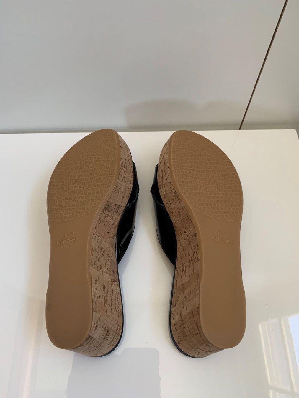 Stuart Weitzman Scarpe da donna: STUART WEITZMAN: Neue schwarze Lackleder-Sandale, 37,5 – Nuovo (secondo la descrizione) da Luzern venduto da paulablue 4