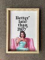 Bild mit Holzrahmen zum aufhängen - „Better late than ugly“