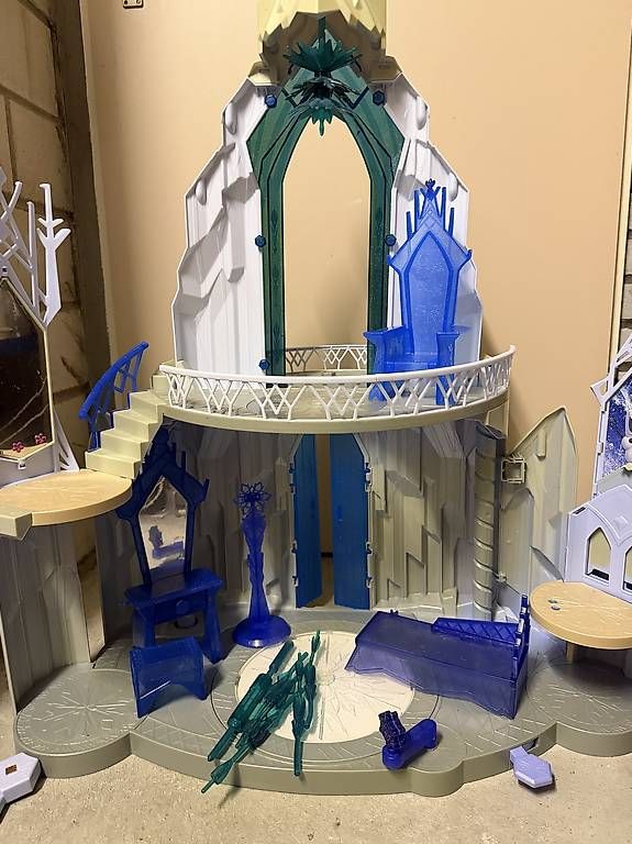 Puppenhäuser & -möbel: Frozen-Schloss – Gebraucht aus Riehen von pau_vl6b 1