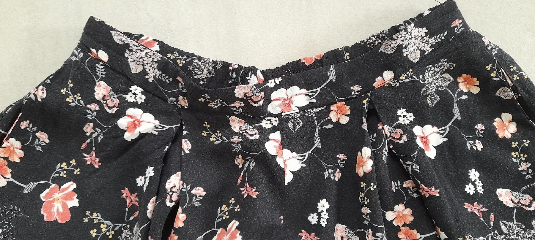 Stradivarius Pantaloni: Stradivarius Shorts mit Blumenmuster, Grösse S – Nuovo (secondo la descrizione) da ERLINSBACH venduto da doudouce 1