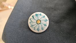 Spilla in porcellana dipinta a mano con fiore
