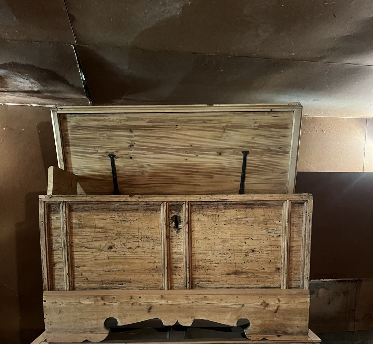Truhen: Truhe Kiefer massiv antik – Gebraucht aus Ueberstorf von lorena...