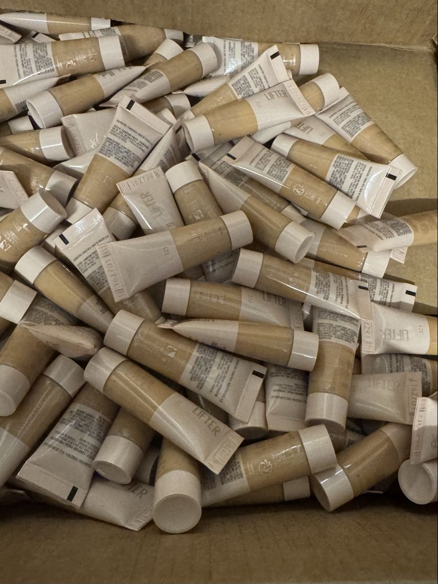 Lettini & sedie per cosmetici: Foundation neu 130 stk.  – Nuovo (secondo la descrizione) da Schlieren venduto da Freundlich02 3